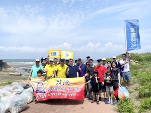 筑波集团近日於新竹新丰浜海沙滩举办年度净滩活动，与国立台湾海洋大学师生携手，以实际行动守护海洋环境。