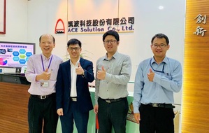 筑波科技行銷副總經理許棟材(左一)、Quantifi Photonics技術銷售經理Alex Zhang (左二)合影