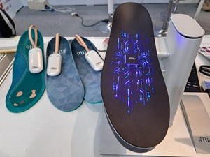 矽响先创科技展示AI智慧鞋垫感测器和AI穿戴式听诊器的应用。 (摄影 / 陈复霞)