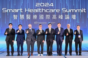 經濟部今(25)日舉辦2024智慧醫療國際高峰論壇，邀請國內外大廠代表分享AI臨床運用之創新案例。會場展示工研院開發的「軟性管狀醫療手術機器人系統」。