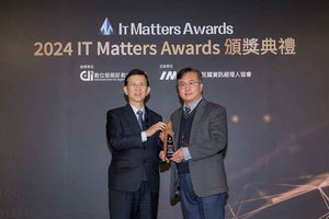 台达获IMA资讯经理人协会第二届IT Matters Awards竞赛「数位转型奖」殊荣，由资讯长曾立峰（右）代表受奖