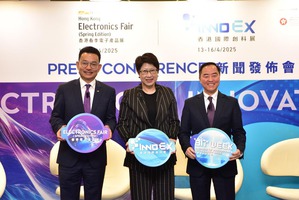 香港貿易發展局副總裁張淑芬（中）、政府數字政策辦公室數字政策專員黃志光（右）、以及香港貿易發展局電子及家電業諮詢委員會主席莊子雄（左）。