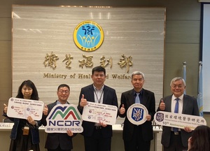 图左起为台大公卫所林静君助理教授、灾防中心陈永明组长、国卫院环医所陈保中所长、吴威德助研究员、司徒惠康院长。图二为研究数据分析。