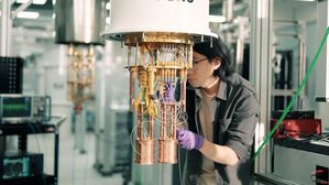 中研院安裝微波控制線至稀釋製冷機。（圖片來源：中央研究院）