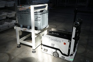 otobro HPC機器人與工作站協同作業，有效提升揀貨效率與準確度。圖二為otobro HPC機器人在垂直倉儲系統中靈活穿梭，展現其三維空間的行走與攀升能力。
