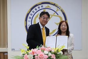 由逢甲大学校长王??与鸿准精密工业CTT总经理张登凯代表签订产学联盟合作备忘录，共建「光机电技术联合研究实验室」。图二为双方代表与工科院院长王启昌、产推处产学长刘育成等多位与会者合影。