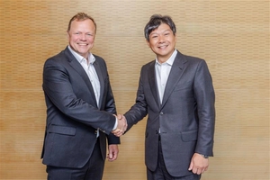 Schaeffler E-Mobility Division CEO Thomas Stierle(左)與ROHM 常務執行董事 伊野和英(右)