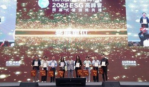 震旦家具(右一)於2025 ESG高峰会展示永续的多元发展与办公场域转型(吴荣邦／摄影)；图二为Activa灵动办公解决方案可满足不同规模与类型企业需求。