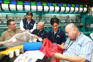 買主於TaipeiPLAS 2024參觀並了解製品應用