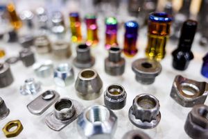 如今扣件产业正面临严峻挑战,经导入智慧制造与数位转型,成功加入Mercedes-Benz、BMW等名车Tier 1供应体系。