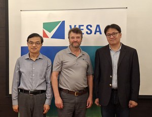 图一左起为联发科技资深技术经理林东升、VESA合规计画经理Jim Choate、Allion Labs技术经理李长宗;图二为 Jim Choate说明VESA全新主动式缆线规格可延长DP80缆线三倍,协助显示器产业打造最隹化效能。