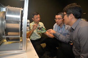 工研院研發團隊展示EC風扇核心驅控模組成果，已成功技轉傳恆綠能與聯昌電子，展現打造自主零稀土高效節能的技術實力。