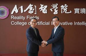 AI創智學院院長李宗翰（左）與台灣人工智慧實驗室策略夥伴雅婷智慧公司董事長廖群合影，展現對生成式AI教育的共同願景。（source:淡江大學）