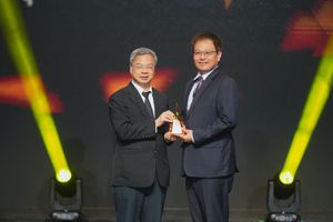 東元電機以機器人關節模組榮獲台灣精品金質獎，由技術長饒達仁（右）代表，接受經濟部部長龔明鑫（左）頒獎