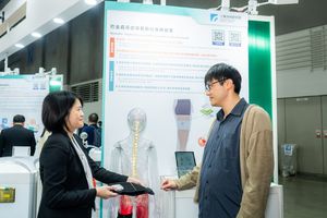 工研院首创可侦测步态异常并启动电刺激治疗的「巴金森氏症穿戴数位医疗装置」，搭载全球独创智慧双??路即时反??晶片。