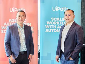 UiPath大中華區區域副總裁陳名璋(右)、UiPath資深產品技術顧問蔡君浩(左)