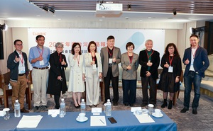 图一为TWNIC今日公布2025年度《台湾网路报告》调查结果，语汇者合影；图二为台湾网路资讯中心董事暨执行长余若凡致词。