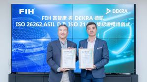 DEKRA德凱台灣董事總經理李俊儀(右)頒發ISO 26262 ASIL-D 與ISO/SAE 21434 雙證書予FIH副總經理郭文義博士