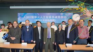 長庚大學湯明哲校長（前排圖中）率領師長出席AIMD學碩雙學位始業式，正式啟動跨域人才培育。圖二為醫學系系主人謝明儒表示，AI能協助醫師展現更高的效率與準確度，欣見醫學生跨域學習AI。