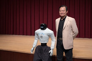 上緯智聯自主研發的人形機器人正式亮相