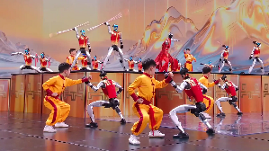 此次叁演的20多台宇树G1/H2机器人在舞台上进行的全球第一次高速集群变换队形技术的首次亮相。