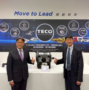东元电机高飞鸢总经理(左)与机电系统事业群王荣邦总经理(右)於 TAIPEI AMPA展示东元电动载具动力系统解决方案