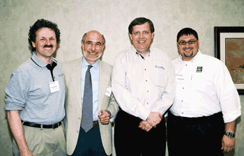 《圖三　HyperTransport Consortium總經理Mario Cavalli（左2）、技術部門副總裁Brian Holden（左1）》