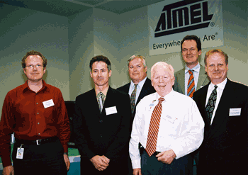 《圖五　Atmel的經營團隊，行銷副總裁John Bryant（右3）、ARM產品行銷主任Tim Morinbio（左2）、商業通訊市場行銷主任Matthias K?stner（右2）、雙極性電晶體（BiCOMS）部門主任Chris Baumann（左3）、RF暨汽車業務推廣主任Don Wendelbio（右1）》