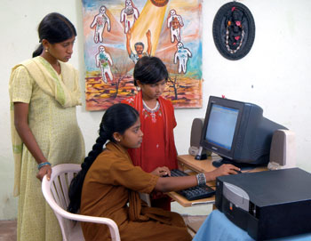 《图四 Intel提出的Community PC是针对印度偏乡而设计的公用计算机，图为印度偏乡子民共同使用Community PC的情形。（数据源：Intel.com）》