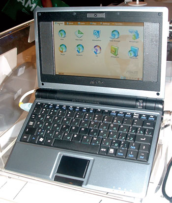 《圖六  華碩電腦於今年COMPUTEX展期間宣佈推出的低價電腦：Eee PC，價格不到200美元，使用Intel的行動用處理器及晶片組，以2GB快閃記憶體取代硬碟，並擁有7英吋的LCD顯示器，作業系統為Linux。（攝影：陸向陽）》