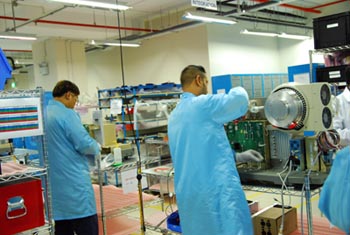 《圖十　先進的技術與穩定的生產品質，是新加坡製造業最受好評的優勢。圖為生醫分析設備製造商MDS產線的一角。》