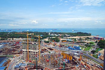 《圖四　有人說，新加坡的地貌每5年就會改變一次。這句話其實一點也不為過，在其政府與民間積極的建設下，新的建築與建設接連不斷的出現。圖中為新加坡預計於2009年啟用的全新賭場，其正日夜不停的如火如荼進行中。屆時除了賭場外，還會有一座傲視全球的空中花園。》