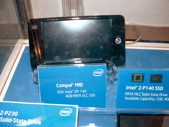 《图一 2008年台北英特尔开发者论坛（Intel Developer Forum；IDF）的展示区展示着使用Intel固态硬盘的仁宝MID。（摄影：陆向阳）》