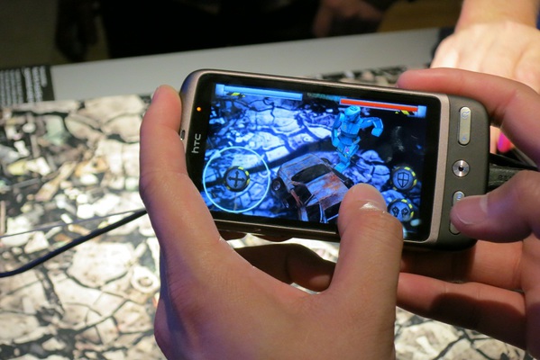 圖三 :  高通致力推動創新應用，圖為AR應用實例，只要拿手機對著一張地圖，就會在螢幕上顯示3D遊戲，非常有趣（攝影：歐敏銓）