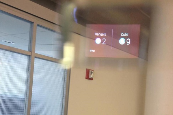 圖一 : 配戴Google Glass智慧眼鏡右眼所看到的虛擬顯示視窗畫面。（圖/ images.lainformacion.com）