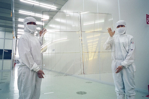 Figure 2 :   Clusters create close cooperative–competitive relationships, encouraging firms to innovate and grow. The photo shows the Innolux panel factory in the Southern Taiwan Science Park. (Taiwan Panorama file photo)