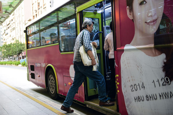 Figure 1 :   Buses offer the most convenient means of transportation for short trips in cities. Low-floor buses are a blessing to senior citizens. (Chuang Kung-ju)