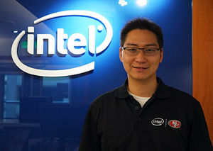 Figure 4 :   Scott C. Huang, Product Marketing Manager at the APAC Platform Marketing & Business Operation of Intel, recommends the ASUS T300 Chi, remarked that it even topped Apple’s iPad in terms of performance