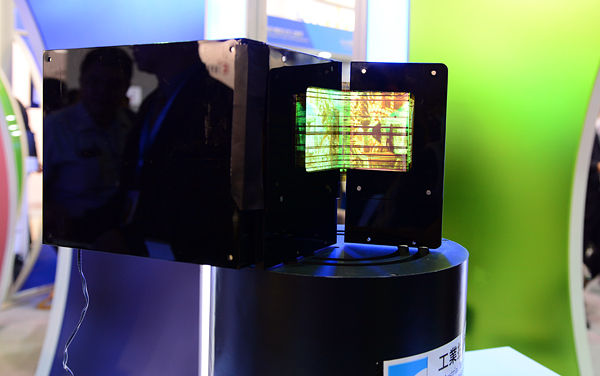 Figure 1 :   ITRI showcased its lastest 7-inch, full HD foldable AMOLED display at 2015 Touch