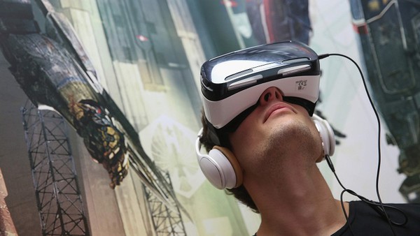 圖三 : 由於VR能帶給各行業的沉浸式的新體驗，使得VR與各行業都有密切關聯（Source：Heavy.com）