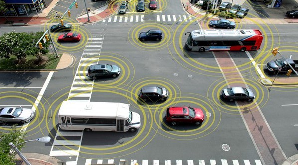 圖1 :  V2V通訊系統可以為各種商用車提升安全性、效率及生產力。(source: ExtremeTech)