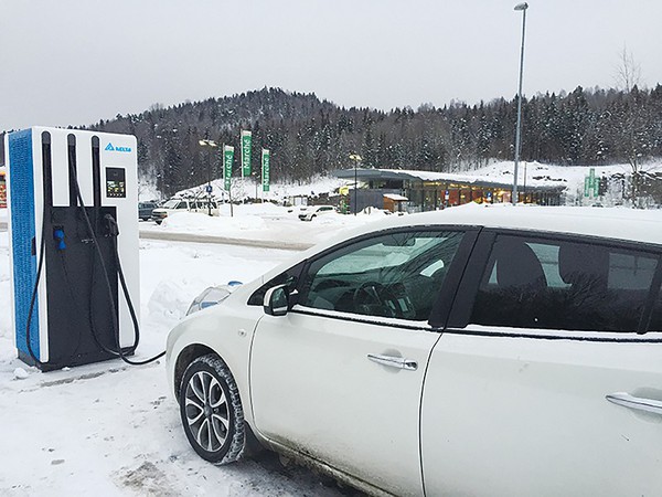 图三 : 位於挪威高速公路上的台达电电动车超快充电机。(Source：台达电提供)