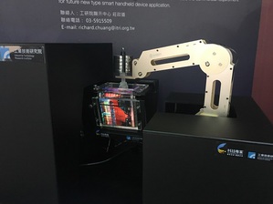 圖一 : 看好AMOLED將成未來智慧手機主流技術，工研院於「Touch Taiwan 2017」展示最新顯示及觸控科技。