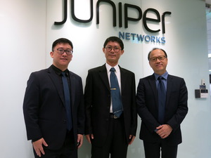 圖一 : 暨南大學張瑛杰博士（左一）、暨南大學吳坤熹教授（中）、Juniper台灣區總經理林蒲英（右一），合作將JNAA計劃引進暨南大學。