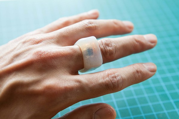 圖1 : 隨著裝有感測器的指環等其它外型規格的穿戴式裝置導入市場並提升準確性，健康監測將越來越先進。（source：Dhani Sutanto）