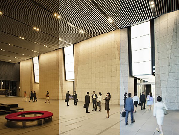图2 : JR新宿MIRAINA大楼入囗大厅，利用天花板内藏的LED投射灯和墙壁，来进行LED照明光线的调光和调色。(source：Panasonic)
