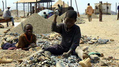 圖四 :  鈷礦的開採環境同樣惡劣，甚至會雇用童工來開採，其取得的方式同樣充滿爭議。(source: UNICEF)