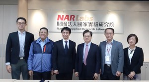 圖一 : 圖左起為央大黃智遠副教授、臺大朱子豪教授、國研院太空中心主任林俊良、國研院院長王永和、國研院太空中心副主任余憲政、國研院太空中心劉小菁組長合影。(攝影 / 陳復霞)