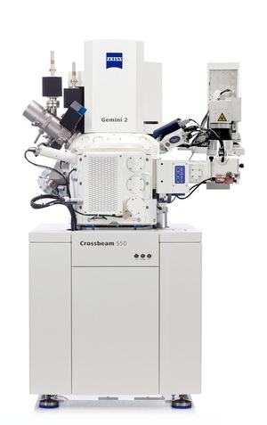 圖一 : 蔡司Crossbeam Laser FIB-SEM為先進半導體封裝加速封裝失效分析及製程優化。透過將飛秒雷射、鎵離子FIB與場發射電子顯微鏡整合成單一工具，以提供最快速的指定區域橫切面工作流程。
