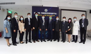 圖一 : 工研院與北醫附醫攜手合作超前部署，在類負壓隔房病房中導入零接觸式防疫科技平台，圖為研發團隊代表合影。(攝影 / 陳復霞)